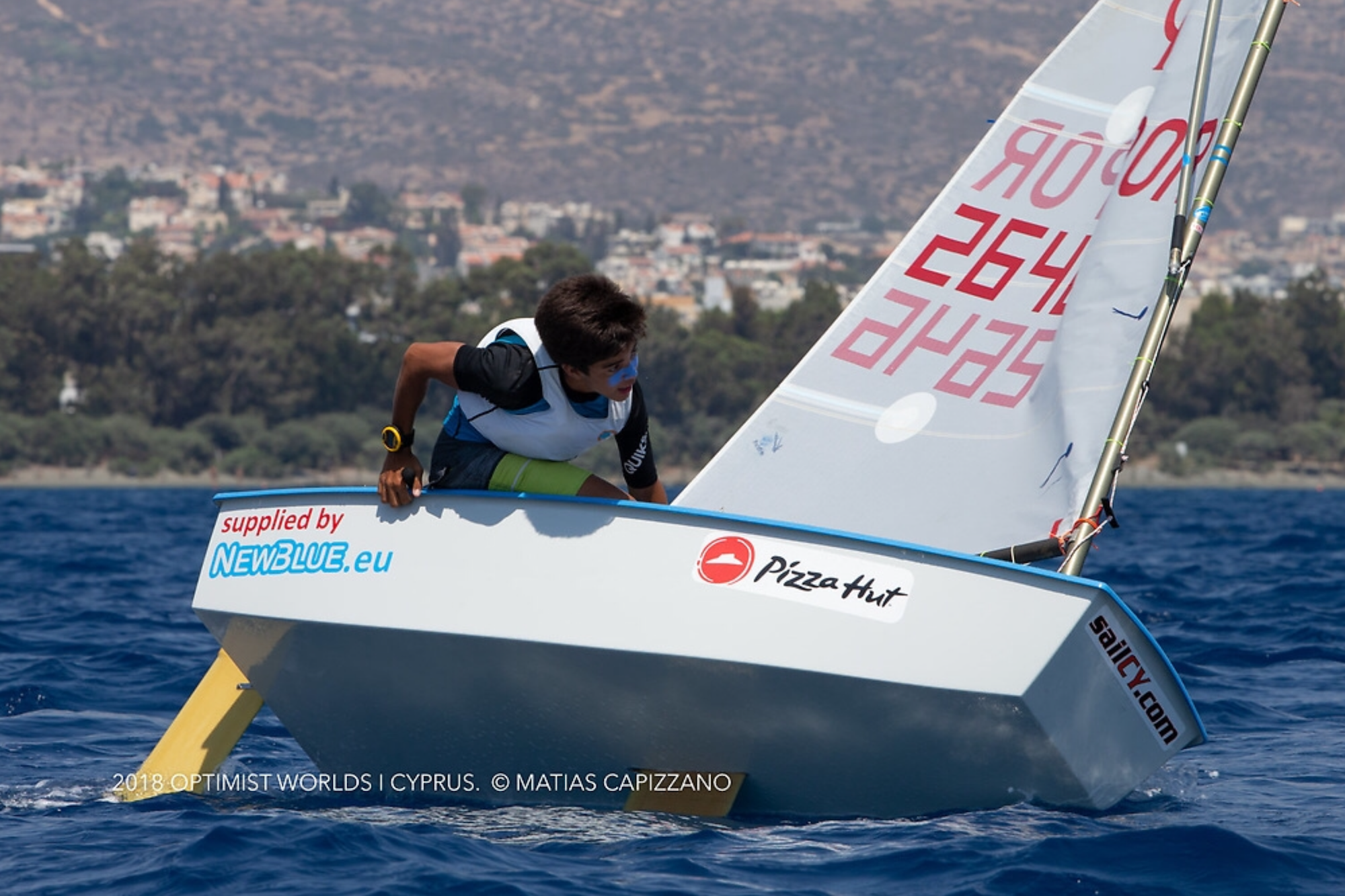 A nossa equipa de Optimist participa regularmente nas competições regionais, nacionais e internacionais, obtendo resultados consistentes e relevantes como a conquista dos titulos de Campeão Nacional e Vice-Campeão Nacional, classificando-se ainda entre os melhores velejadores mundiais nas provas internacionais.