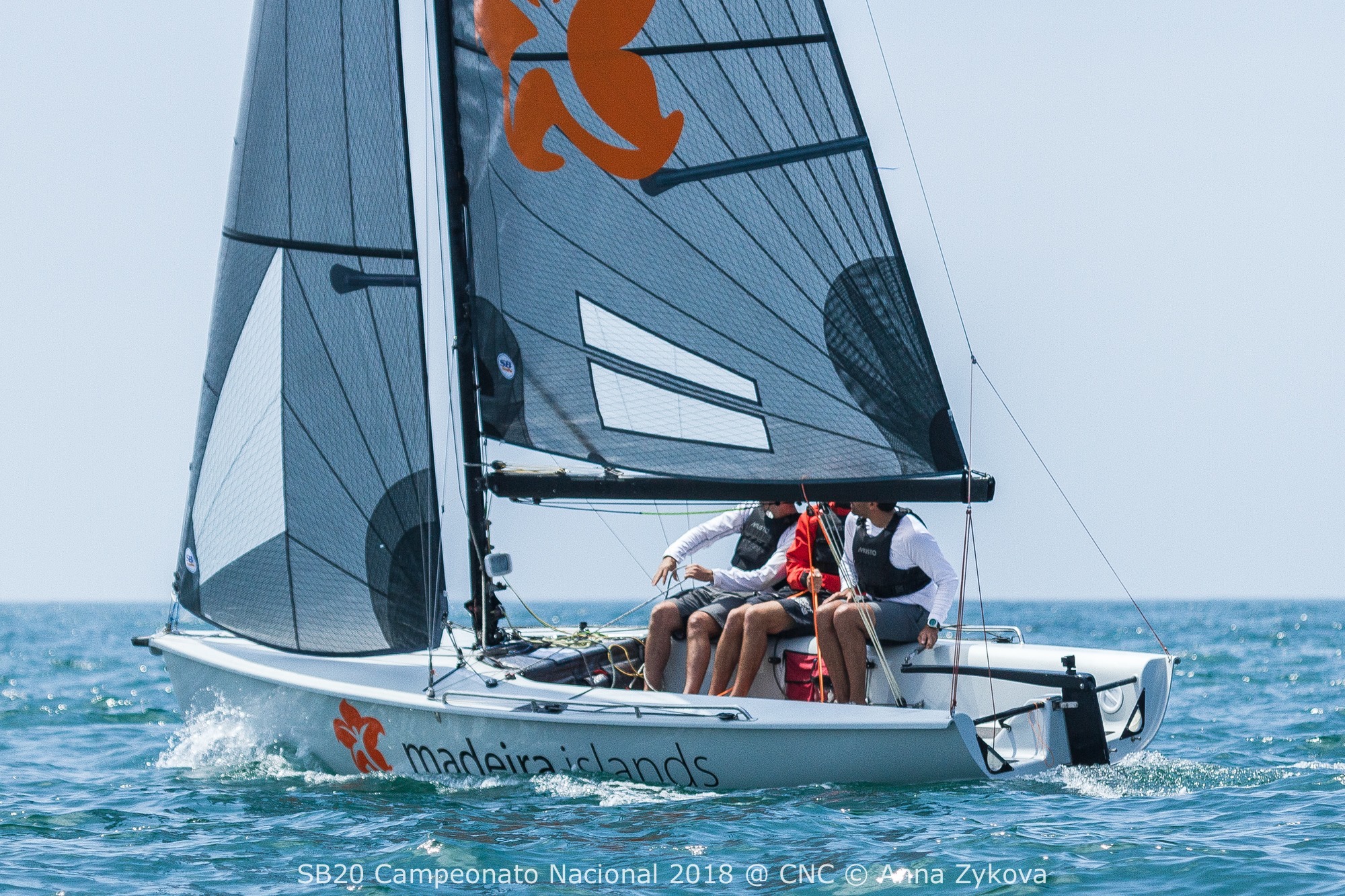 A embarcação Madeira Islands, do nosso skipper John Tavares, participa nos eventos da classe SB20, nomeadamente nas Winter Series, Cascais Vela e Campeonatos de Portugal.