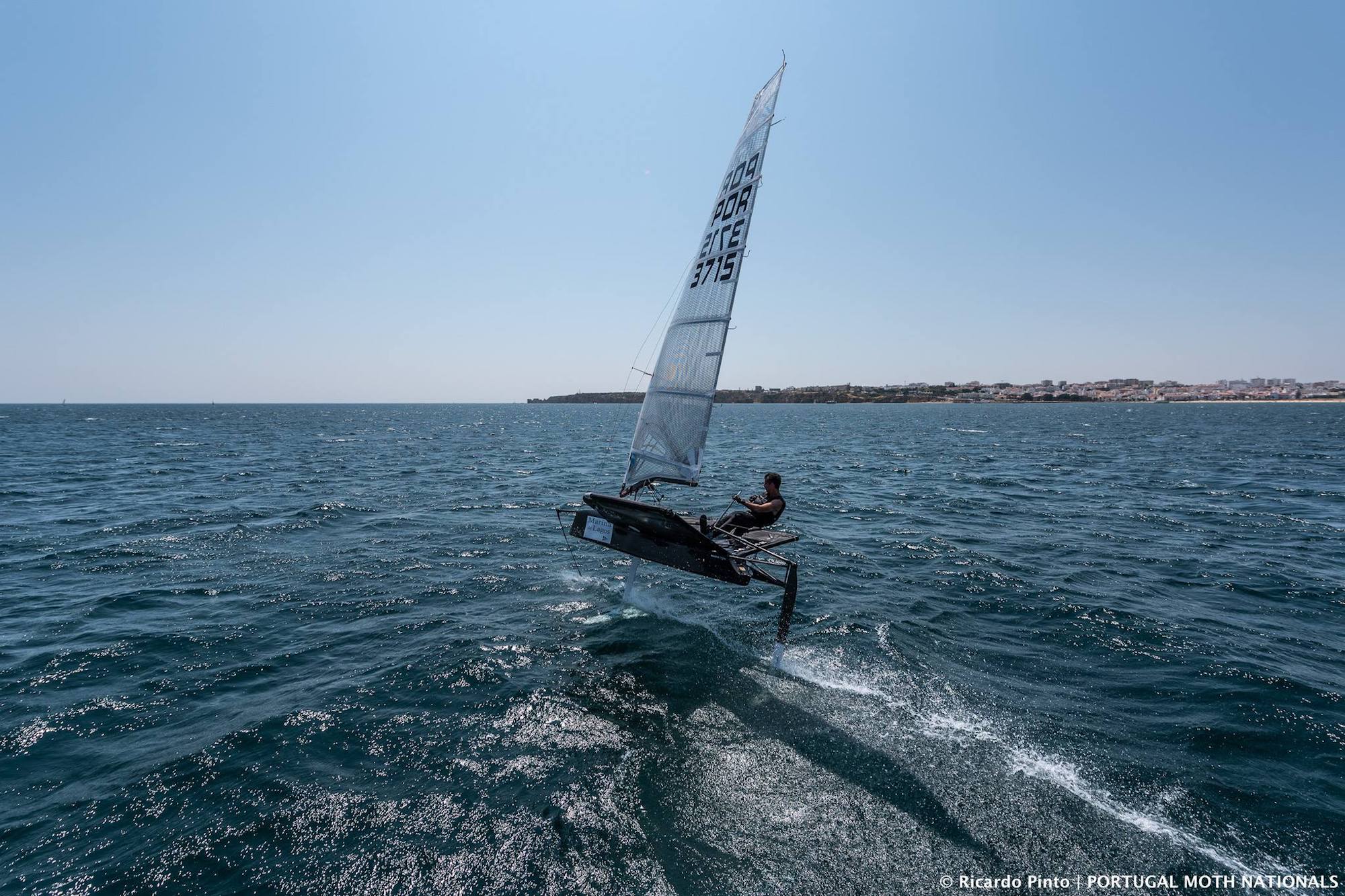 O nosso velejador Tiago Leal têm vindo a participar nas provas nacionais e internacionais da classe Moth, concretamente no Campeonato Nacional e no Campeonato do Mundo, tendo já obtido o Titulo Nacional.